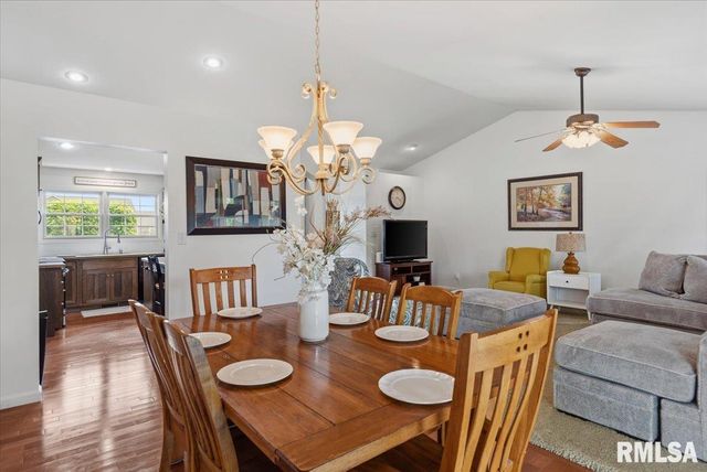 327 Osteen Lane, Chatham, IL 62629