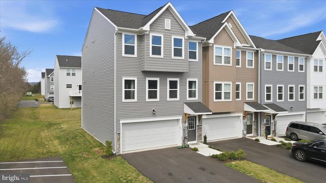 32 LYRIQ CT, Inwood, WV 25428