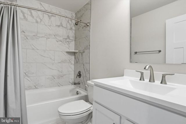 32 LYRIQ CT, Inwood, WV 25428