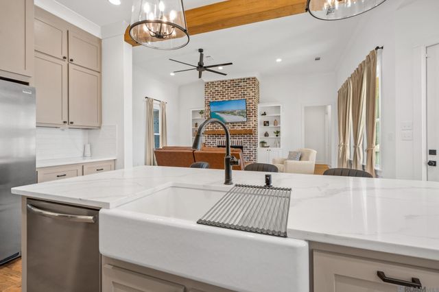 10598 Arnold Rd, Denham Springs, LA 70726