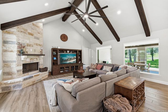 125 N TRANQUILITY DR, La Vernia, TX 78121