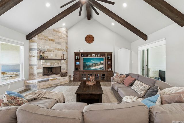 125 N TRANQUILITY DR, La Vernia, TX 78121