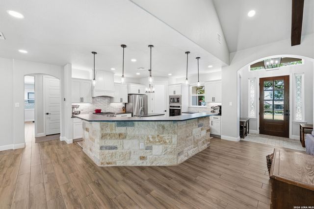 125 N TRANQUILITY DR, La Vernia, TX 78121