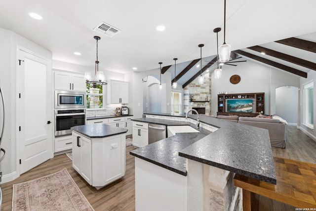 125 N TRANQUILITY DR, La Vernia, TX 78121