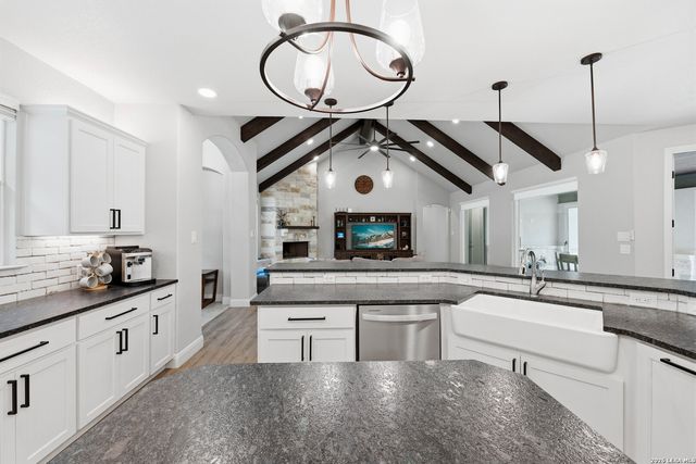 125 N TRANQUILITY DR, La Vernia, TX 78121