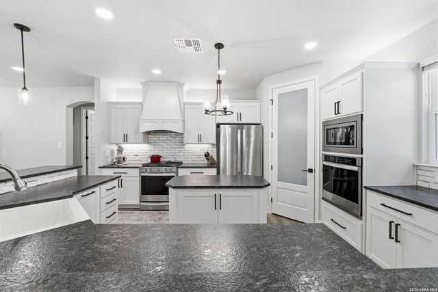 125 N TRANQUILITY DR, La Vernia, TX 78121