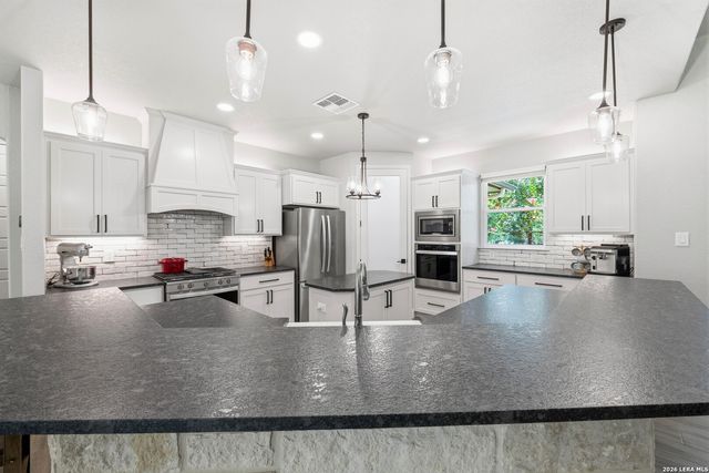 125 N TRANQUILITY DR, La Vernia, TX 78121