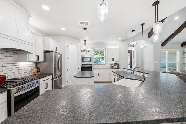 125 N TRANQUILITY DR, La Vernia, TX 78121