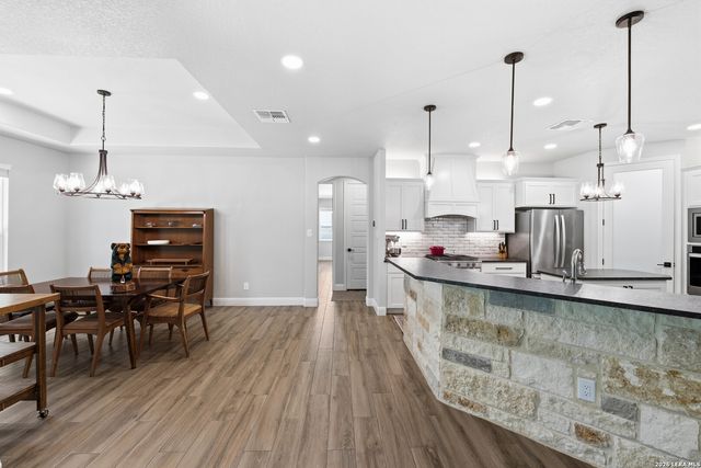 125 N TRANQUILITY DR, La Vernia, TX 78121