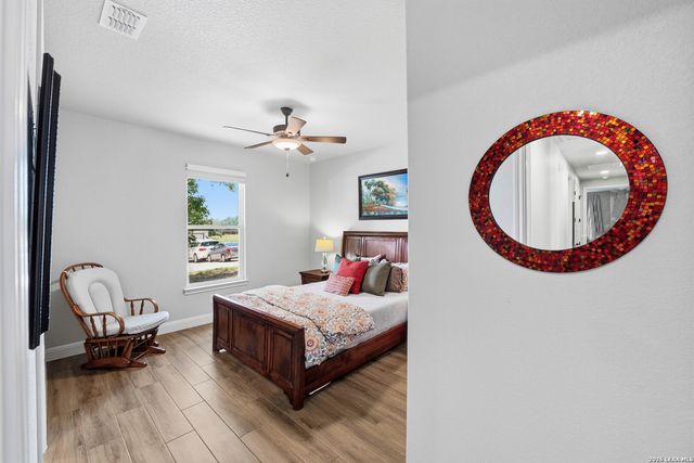 125 N TRANQUILITY DR, La Vernia, TX 78121