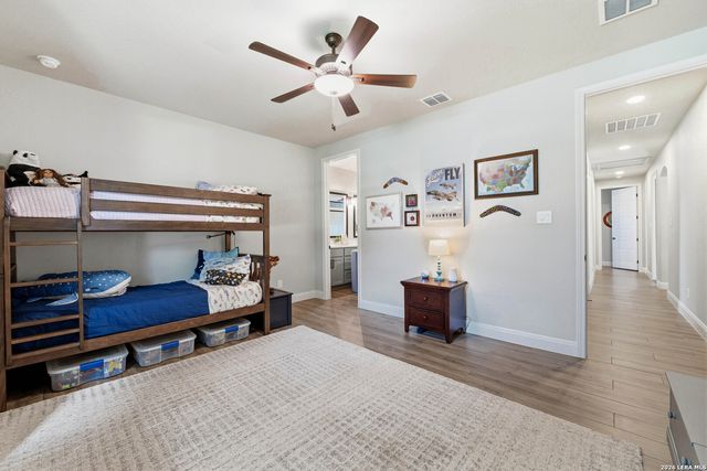125 N TRANQUILITY DR, La Vernia, TX 78121