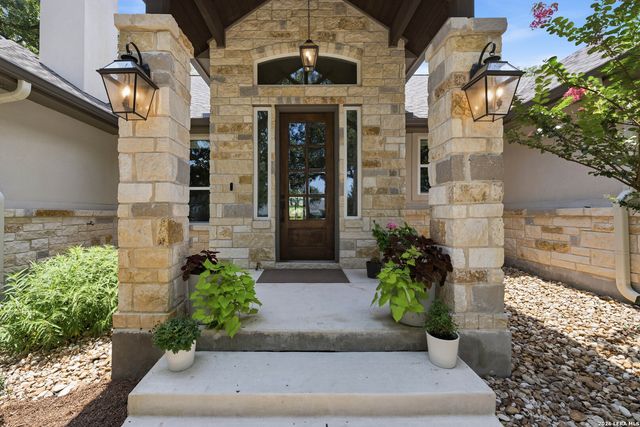 125 N TRANQUILITY DR, La Vernia, TX 78121