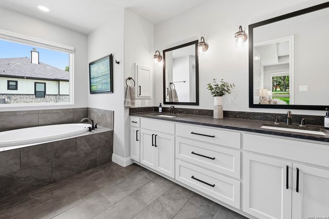 125 N TRANQUILITY DR, La Vernia, TX 78121