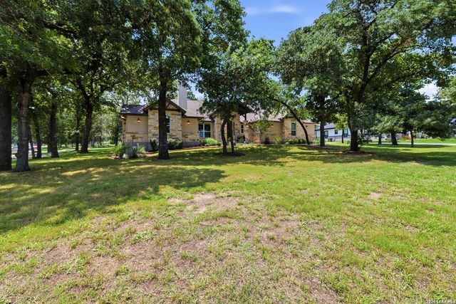125 N TRANQUILITY DR, La Vernia, TX 78121