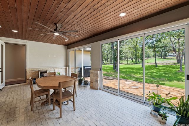 125 N TRANQUILITY DR, La Vernia, TX 78121