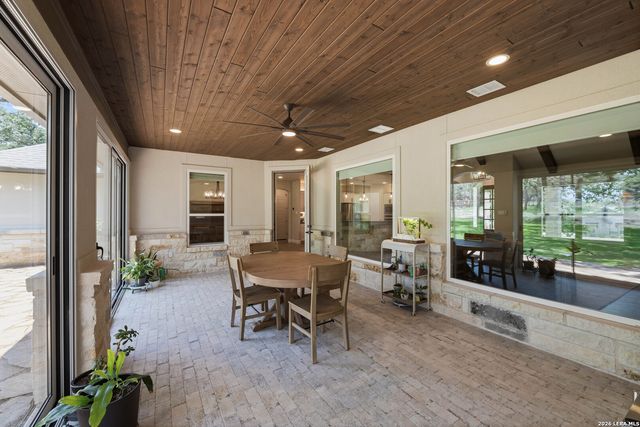 125 N TRANQUILITY DR, La Vernia, TX 78121
