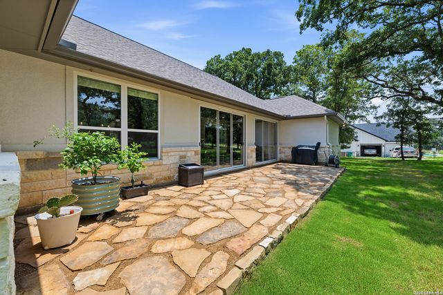 125 N TRANQUILITY DR, La Vernia, TX 78121