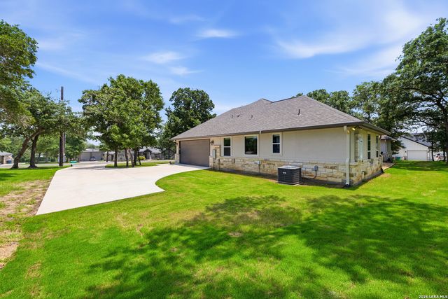 125 N TRANQUILITY DR, La Vernia, TX 78121