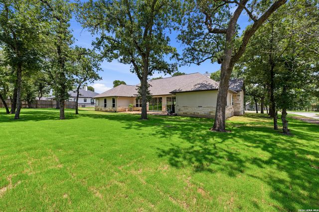125 N TRANQUILITY DR, La Vernia, TX 78121