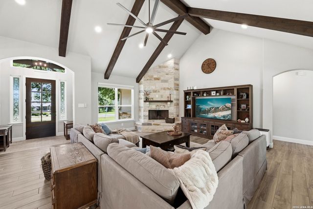 125 N TRANQUILITY DR, La Vernia, TX 78121