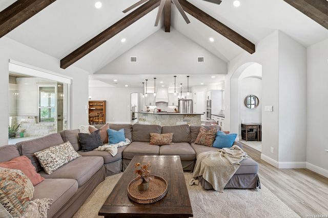 125 N TRANQUILITY DR, La Vernia, TX 78121