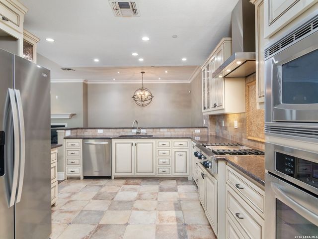 123 Eaton St Apt 104, San Antonio, TX 78209