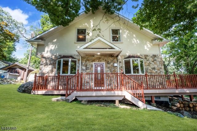 104 Bishops Rock Rd, Hopatcong Boro, NJ 07843