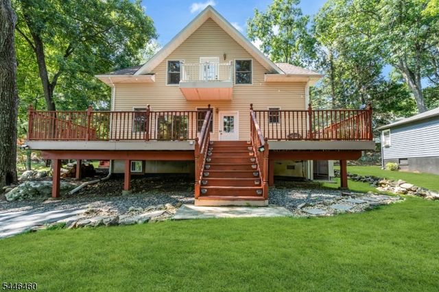 104 Bishops Rock Rd, Hopatcong Boro, NJ 07843