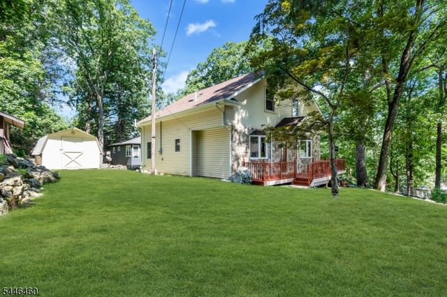 104 Bishops Rock Rd, Hopatcong Boro, NJ 07843