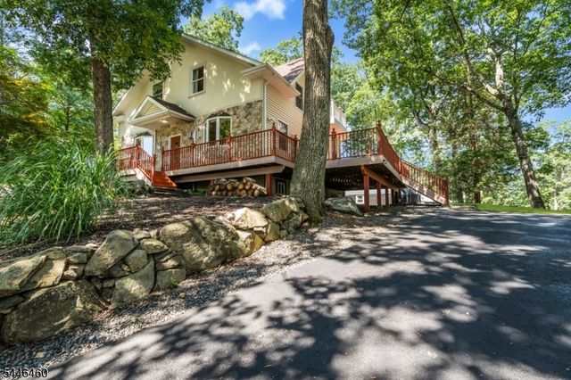104 Bishops Rock Rd, Hopatcong Boro, NJ 07843