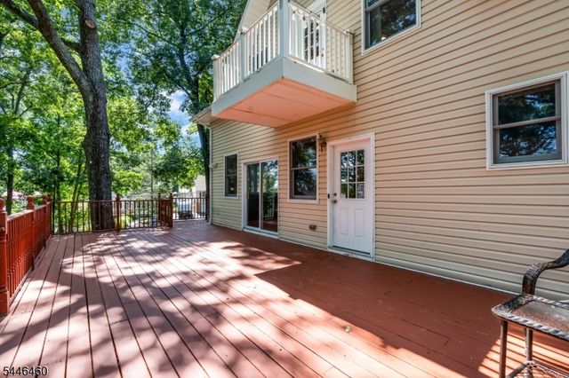 104 Bishops Rock Rd, Hopatcong Boro, NJ 07843