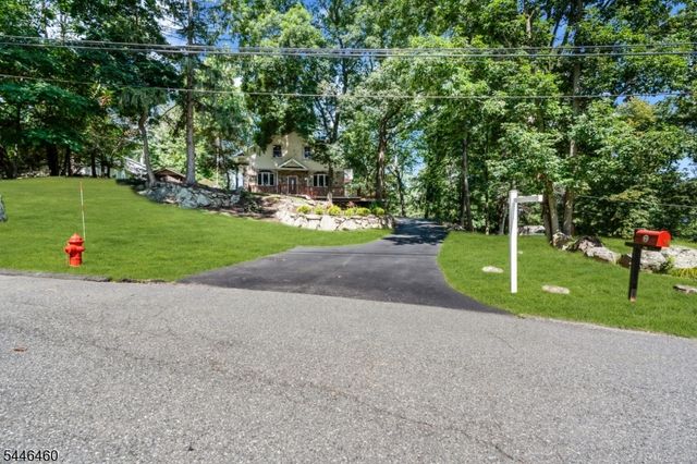 104 Bishops Rock Rd, Hopatcong Boro, NJ 07843