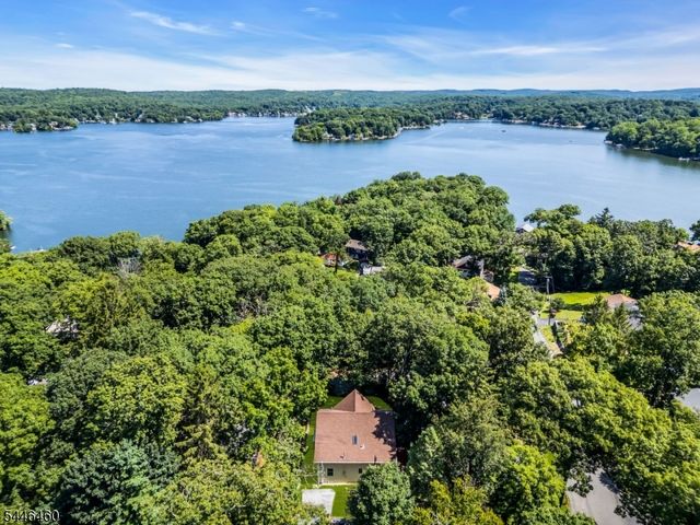 104 Bishops Rock Rd, Hopatcong Boro, NJ 07843