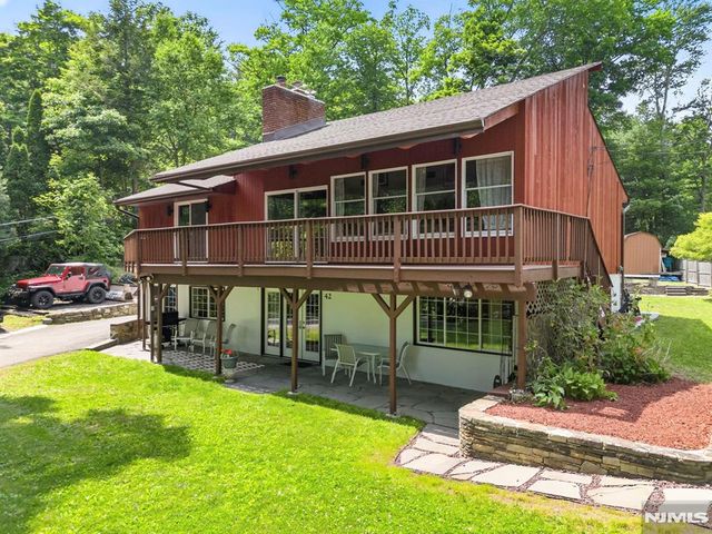 42 Goldfinch Lane, West Milford, NJ 07421
