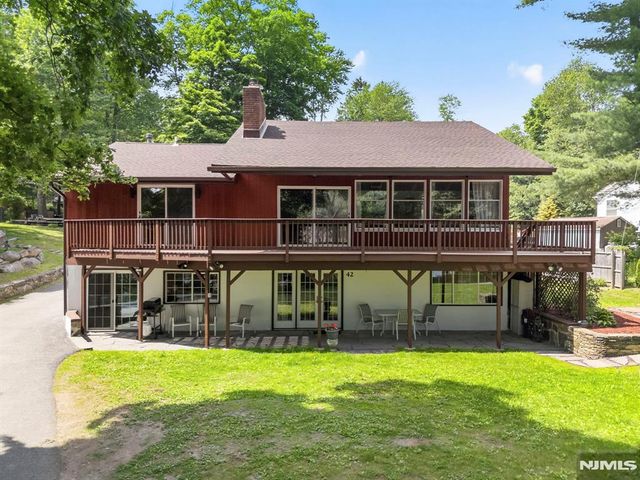 42 Goldfinch Lane, West Milford, NJ 07421