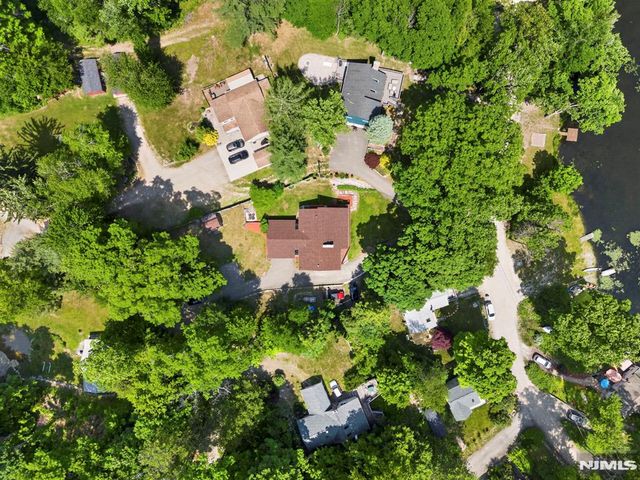 42 Goldfinch Lane, West Milford, NJ 07421