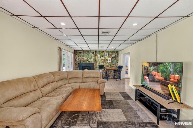42 Goldfinch Lane, West Milford, NJ 07421