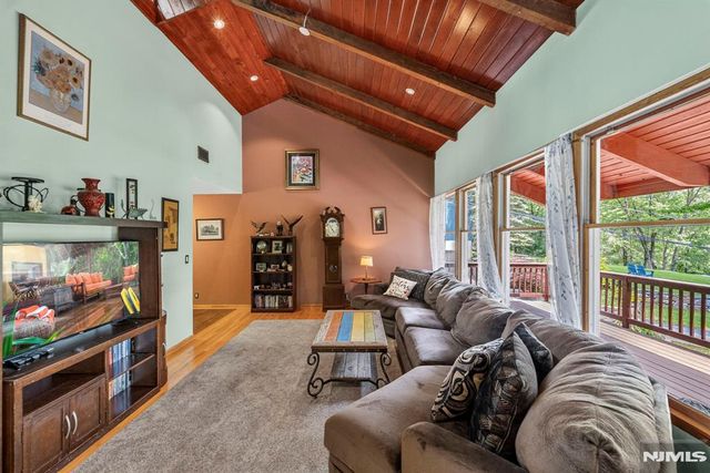 42 Goldfinch Lane, West Milford, NJ 07421