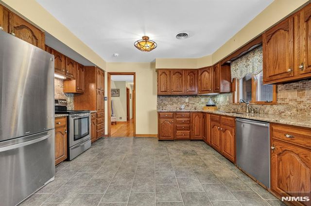 42 Goldfinch Lane, West Milford, NJ 07421