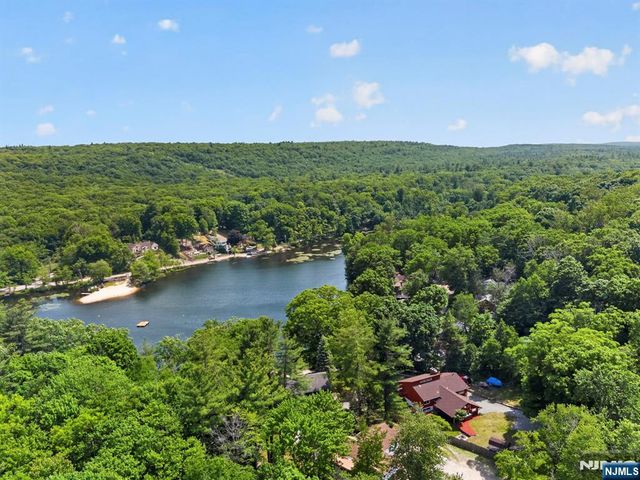42 Goldfinch Lane, West Milford, NJ 07421