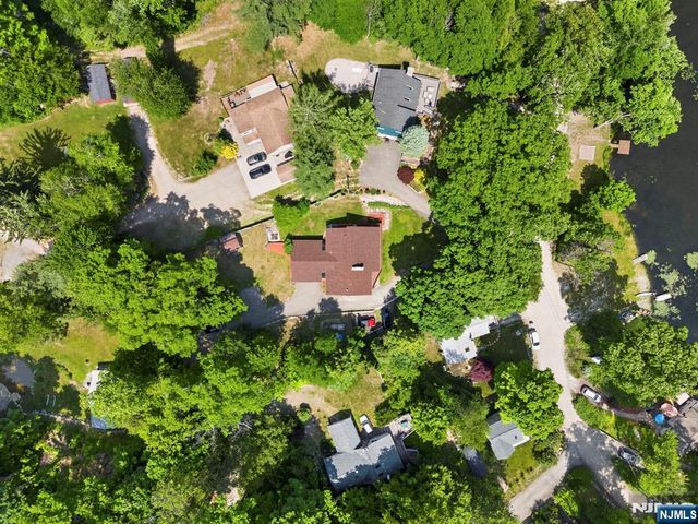 42 Goldfinch Lane, West Milford, NJ 07421