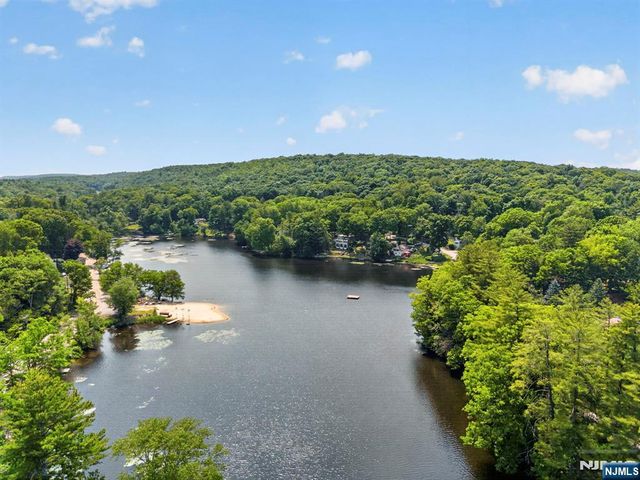 42 Goldfinch Lane, West Milford, NJ 07421