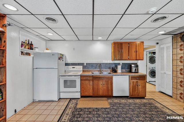 42 Goldfinch Lane, West Milford, NJ 07421
