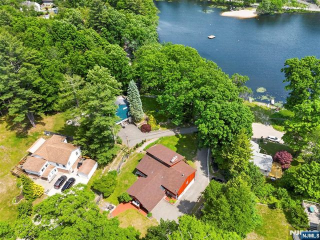 42 Goldfinch Lane, West Milford, NJ 07421