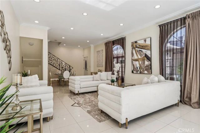4520 Kingswell Avenue, Los Angeles, CA 90027