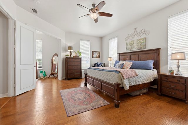 906 Valley View Avenue, Red Oak, TX 75154