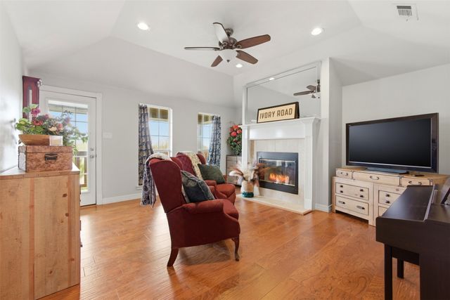 906 Valley View Avenue, Red Oak, TX 75154