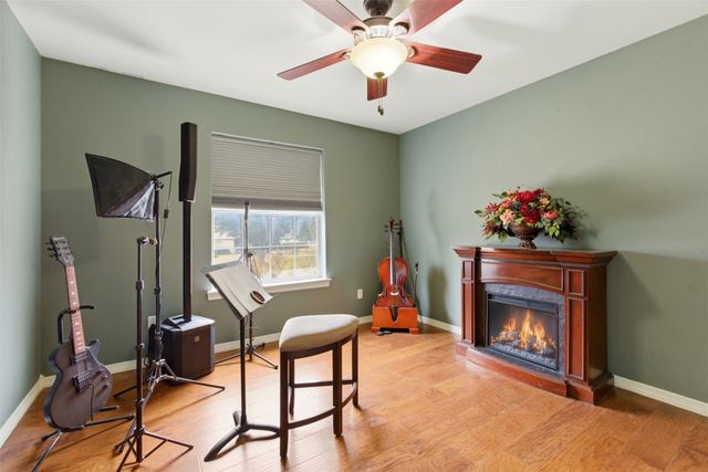 906 Valley View Avenue, Red Oak, TX 75154