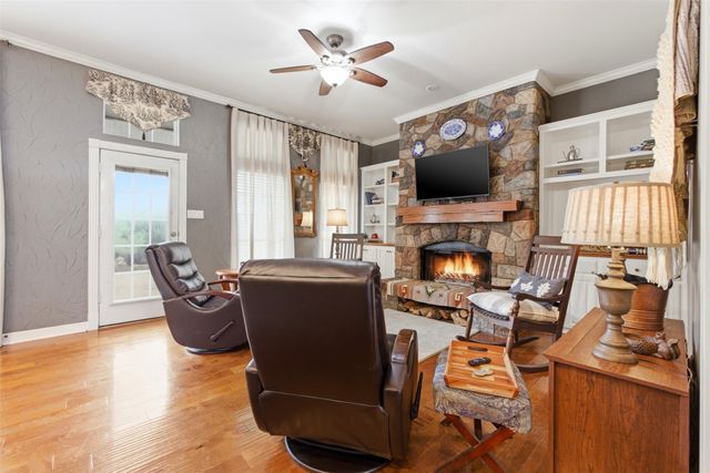 906 Valley View Avenue, Red Oak, TX 75154