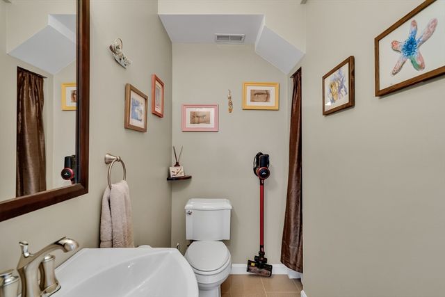 104 Holland St 3, Somerville, MA 02144